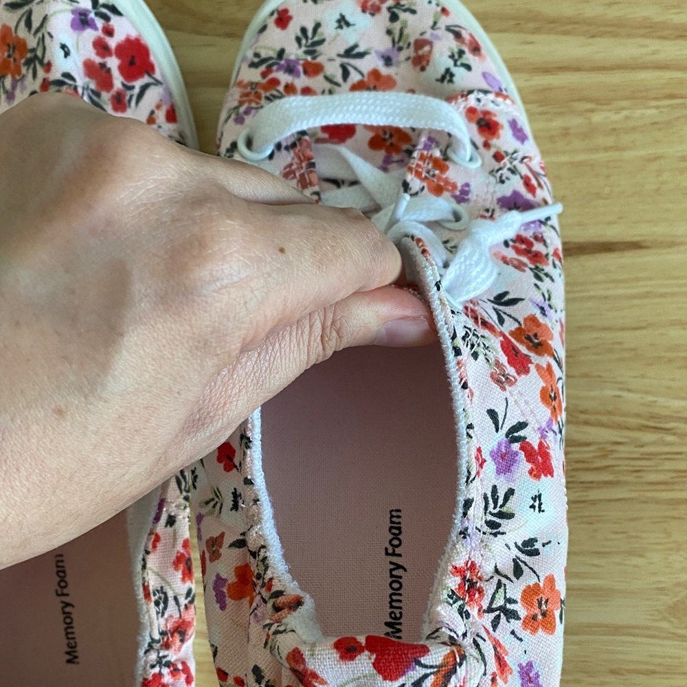 Time and Tru Women’s Floral Sneakers - Picture 5 of 11